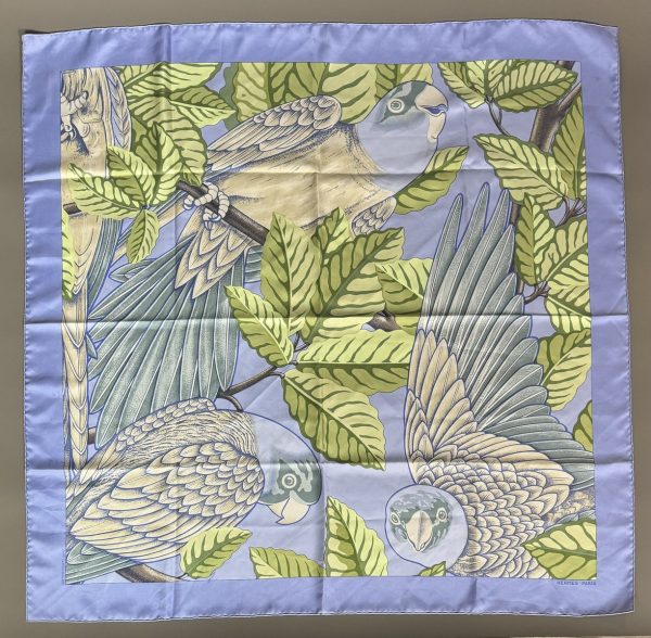 HERMES Paris. Carré en twill de soie modèle "Les perroquets". 90 x 90 cm (état d'usage).