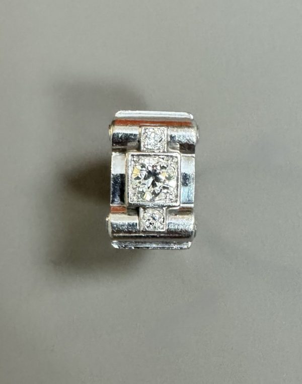 BAGUE TANK ANNEES 1940 en platine et diamants, présentant un diamant taille brillant ancienne de plus de 1,40 carats. Poids brut : 12 g TDD : 54 - Dimensions diamant : 7,2 x 7,4 x 4,5 mm. A diamond platinum ring.