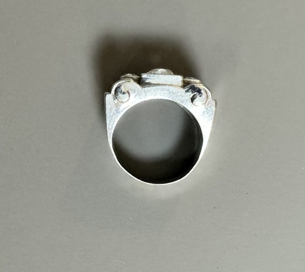 BAGUE TANK ANNEES 1940 en platine et diamants, présentant un diamant taille brillant ancienne de plus de 1,40 carats. Poids brut : 12 g TDD : 54 - Dimensions diamant : 7,2 x 7,4 x 4,5 mm. A diamond platinum ring. – Image 2