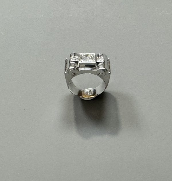 BAGUE TANK ANNEES 1940 en platine et diamants, présentant un diamant taille brillant ancienne de plus de 1,40 carats. Poids brut : 12 g TDD : 54 - Dimensions diamant : 7,2 x 7,4 x 4,5 mm. A diamond platinum ring. – Image 3