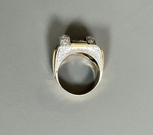 TRAVAIL ANNEE 40. BAGUE TANK en or jaune 18k (750 millièmes) à motifs de rouleaux et diamants taille ancienne.TDD.54 – Poids brut : 11 gr. – Image 2