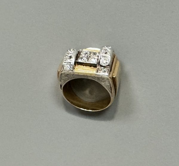 TRAVAIL ANNEE 40. BAGUE TANK en or jaune 18k (750 millièmes) à motifs de rouleaux et diamants taille ancienne.TDD.54 – Poids brut : 11 gr. – Image 3