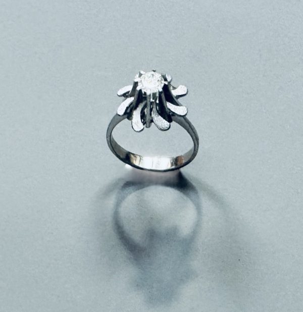 TRAVAIL DES ANNEES 70. BAGUE en platine à motif floral ornée d’un diamant central de 0,33 carat (environ). - Image 2