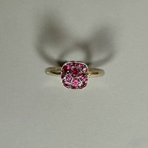 POMELLATO. Bague en or jaune 750°/°° modèle « Nudo Solita » ornée de rubis. Signée et numérotée. Avec écrin et boîte d’origine. TDD.54.