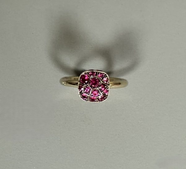 POMELLATO. Bague en or jaune 750°/°° modèle « Nudo Solita » ornée de rubis. Signée et numérotée. Avec écrin et boîte d’origine. TDD.54.