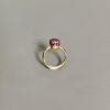 POMELLATO. Bague en or jaune 750°/°° modèle « Nudo Solita » ornée de rubis. Signée et numérotée. Avec écrin et boîte d’origine. TDD.54. – Image 2