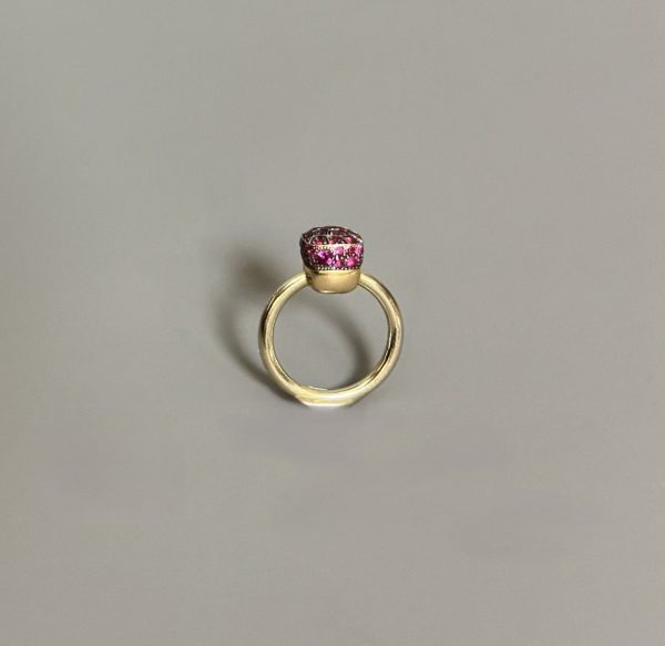 POMELLATO. Bague en or jaune 750°/°° modèle « Nudo Solita » ornée de rubis. Signée et numérotée. Avec écrin et boîte d’origine. TDD.54. – Image 2
