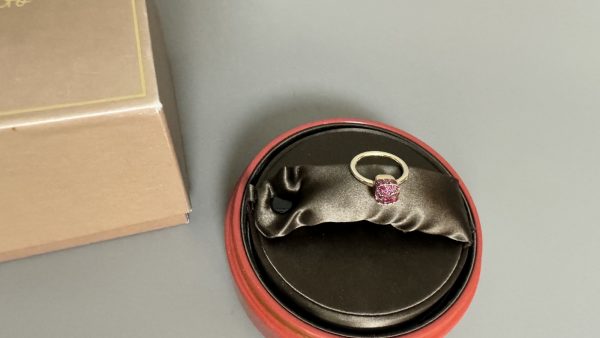 POMELLATO. Bague en or jaune 750°/°° modèle « Nudo Solita » ornée de rubis. Signée et numérotée. Avec écrin et boîte d’origine. TDD.54. – Image 3