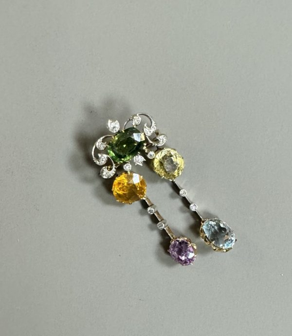 BROCHE en or jaune 14K (585°/00) stylisée ornées de saphirs de couleurs, d’une topaze et diamants. Peut se porter en pendentif. En partie début du XXème siècle. Poids brut : 11,4 g. – Image 2