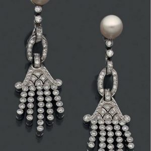PAIRE DE BOUCLES D'OREILLES en or blanc 18K (750°/00) ornées de perles de culture, à décor de pampilles serties de diamants taille 8/8. Poids brut total : 26 g.