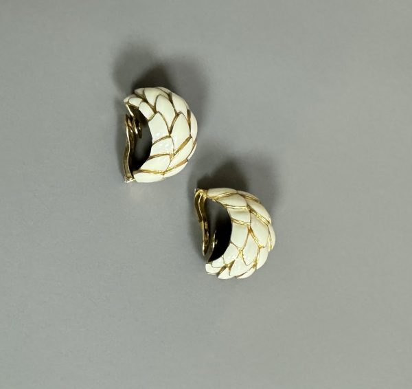 ROBERTO LEGNAZZI. ITALIE. RARE PAIRE DE BOUCLES D’OREILLES CLIP en or 18k et email.  Hauteur: 3 cm – Largeur : 2,3 cm – Image 3