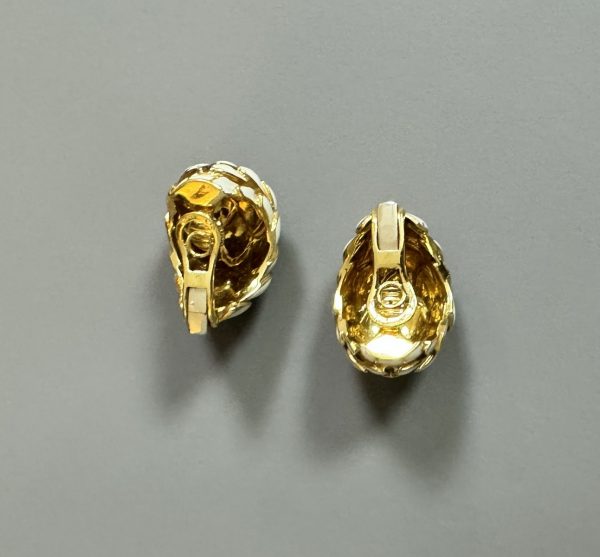 ROBERTO LEGNAZZI. ITALIE. RARE PAIRE DE BOUCLES D’OREILLES CLIP en or 18k et email.  Hauteur: 3 cm – Largeur : 2,3 cm – Image 5