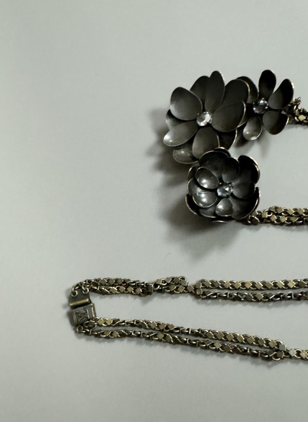 LOUIS VUITTON. SAUTOIR en métal et pierres d’imitation, à décor floral. Signé. – Image 2