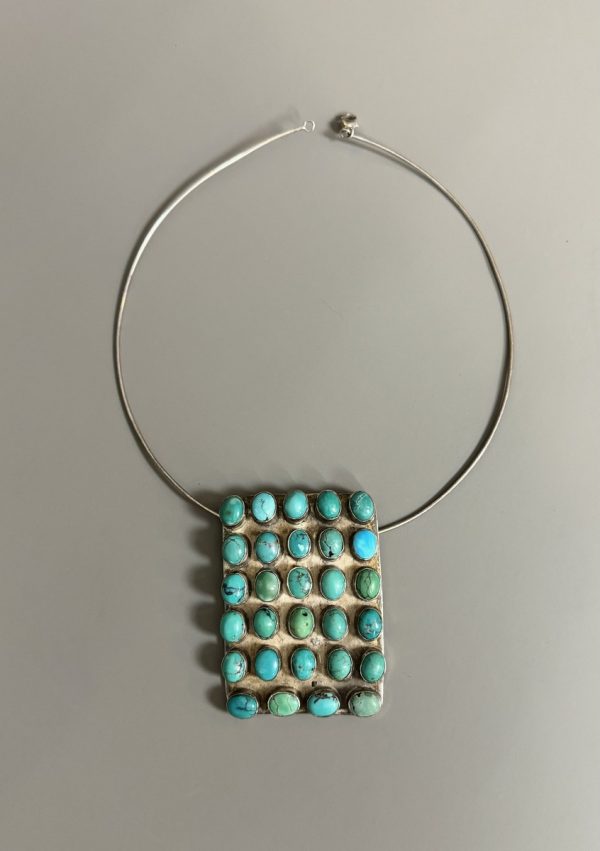 COLLIER MODERNISTE EN ARGENT 925 °/°° ET TURQUOISES et son tour de cou. La plaque : 7 x 5 cm. Poids brut :80gr.