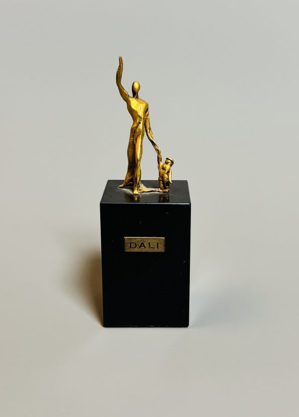 Salvador DALI (1904-1989).    « Salvador Dalí donnant la main à son père ». 1972.