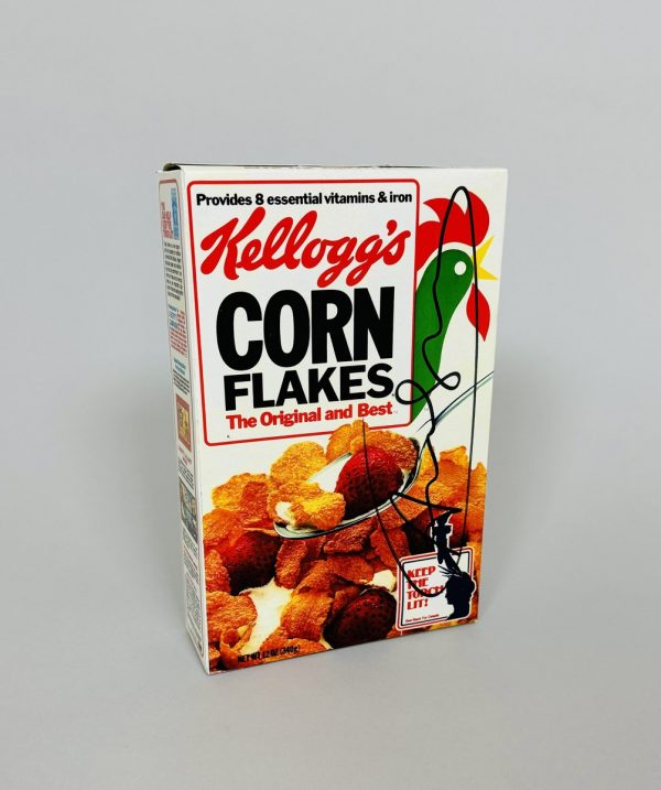 Andy WARHOL (1928-1987), Attribué à.  Kellogg’s Corn Flakes.  Boîte en carton. Signé au feutre. Cachet de la signature et cachet Warhol Collection.