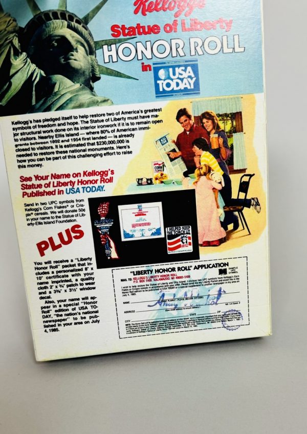 Andy WARHOL (1928-1987), Attribué à.  Kellogg’s Corn Flakes.  Boîte en carton. Signé au feutre. Cachet de la signature et cachet Warhol Collection. – Image 3
