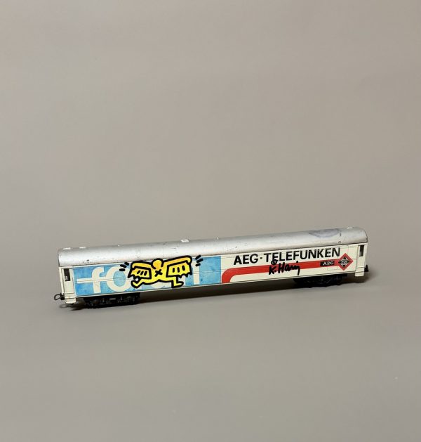 Keith HARING (1958-1990) , Attribué à.  Wagon miniature de train AEG Telefunken portant des dessins au marqueur et à la peinture. Signé sur les deux faces. – Image 2