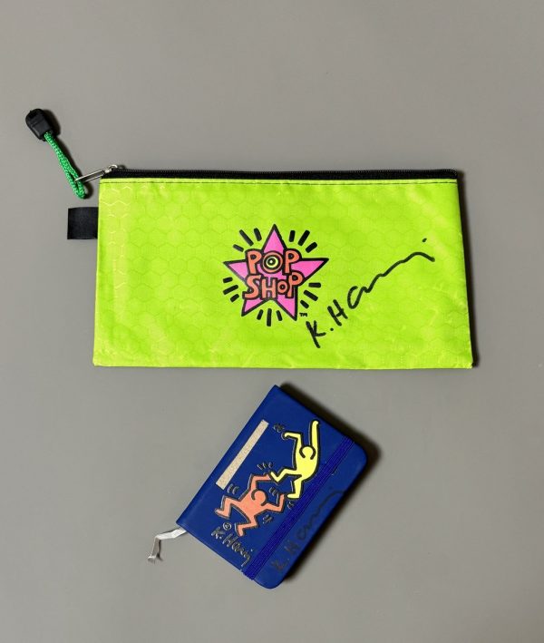Keith HARING (1958-1990) d'Après.  Trousse Pop Shop , signé au marqueur et un carnet de note édités pour le Pop Shop Store