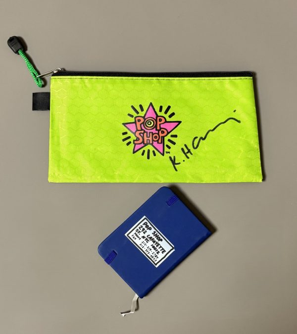 Keith HARING (1958-1990) d'Après.  Trousse Pop Shop , signé au marqueur et un carnet de note édités pour le Pop Shop Store – Image 2