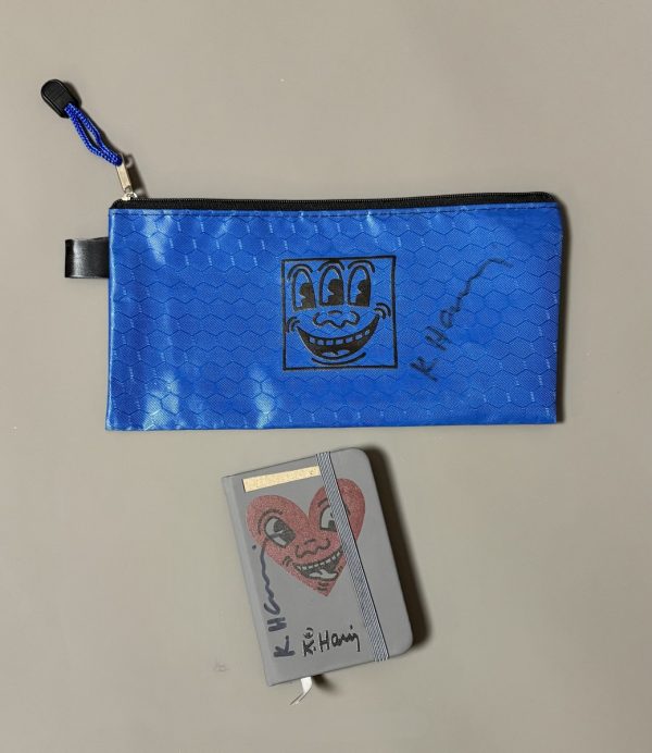 Keith HARING (1958-1990) d'Après.  Trousse Pop Shop , signé au marqueur et un carnet de note édités pour le Pop Shop Store