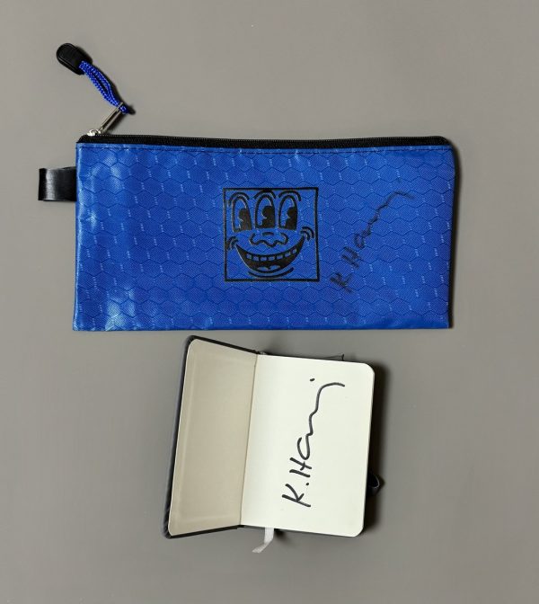 Keith HARING (1958-1990) d'Après.  Trousse Pop Shop , signé au marqueur et un carnet de note édités pour le Pop Shop Store – Image 3