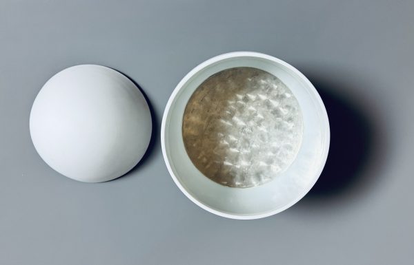 François-Xavier LALANNE & Manufacture Nationale de Sèvres (1927-2008)   Seau à glace ‘Œuf’, modèle créé en 1968. – Image 2