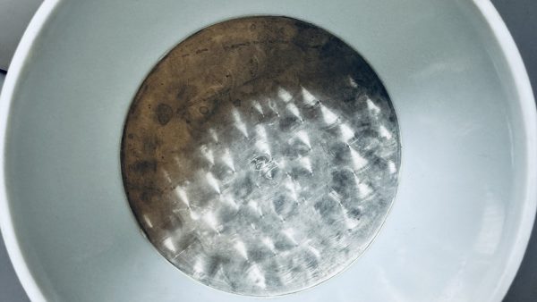 François-Xavier LALANNE & Manufacture Nationale de Sèvres (1927-2008)   Seau à glace ‘Œuf’, modèle créé en 1968. – Image 3