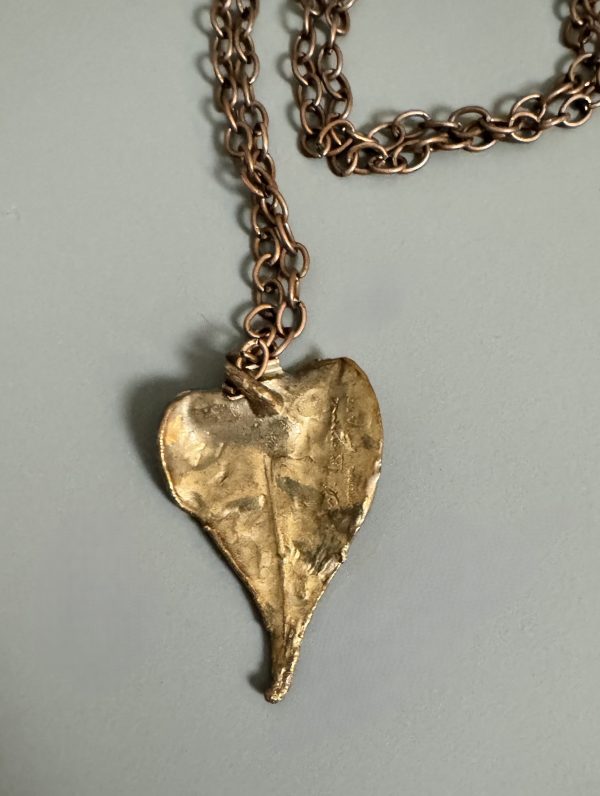 CLAUDE LALANNE (1925-2019)   Pendentif Feuille 1980. – Image 2