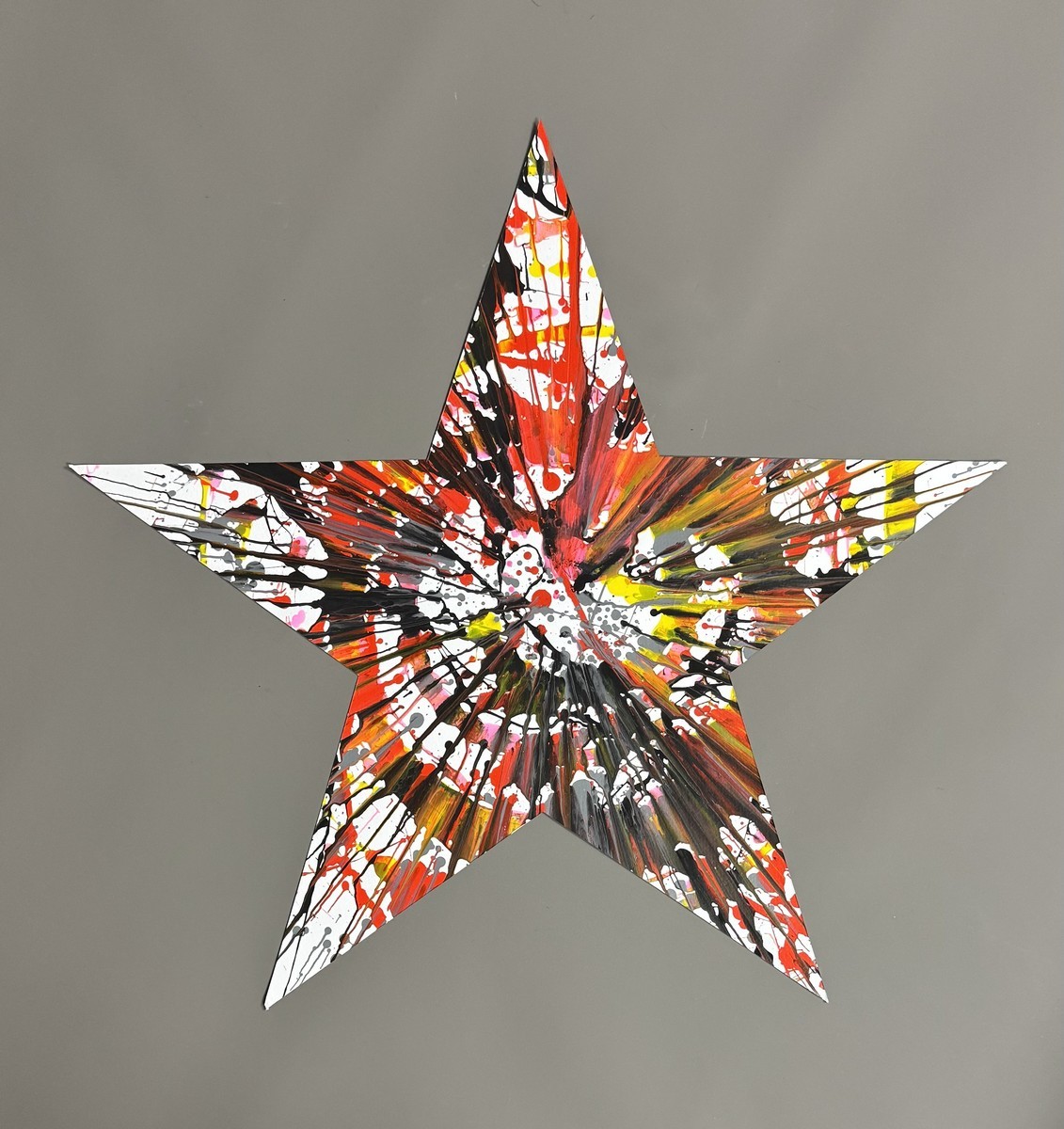 Damien HIRST (Né en 1965)Star.(SPIN PAINTING)