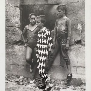 Lucien CLERGUE (1934-2014) - Le trio avec Arlequin, Arles, 1955
