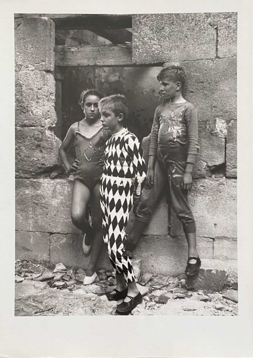 Lucien CLERGUE (1934-2014) - Le trio avec Arlequin, Arles, 1955
