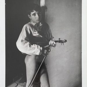 Lucien CLERGUE (1934-2014) - Le petit violoniste, Arles, 1954