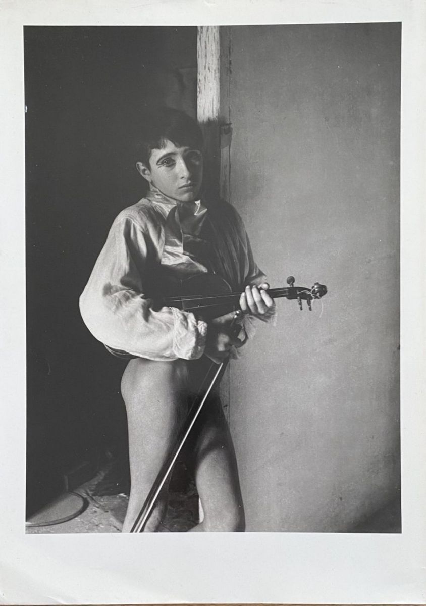 Lucien CLERGUE (1934-2014) - Le petit violoniste, Arles, 1954