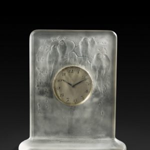 RENE LALIQUE (FRANÇAIS, 1860-1945)  Pendulette « SIX HIRONDELLES PERCHEES ».
