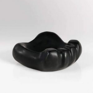 Georges JOUVE (1910 - 1964)   Cendrier Patte d’ours en céramique émaillée satinée noire. Signée de l’alpha en creux sous la base. Vers 1951-1955.Date de création du modèle : 1951.